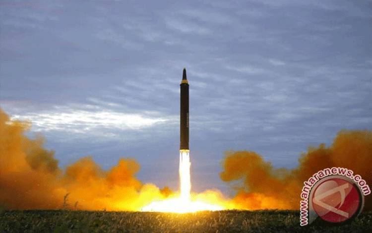Sebuah misil Korea Utara diluncurkan saat uji peluncuran roket balistik jarak-menengah dan jauh dalam foto tanpa tanggal yang dirilis Kantor Berita Pusat Korea Utara (KCNA) di Pyongyang. ((KCNA/via REUTERS ))
