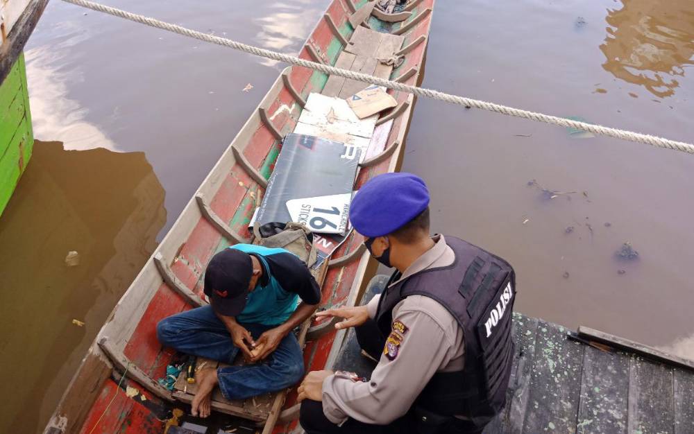 Personel Polairud Polres Seruyan saat menyambangi warga pesisir Das Seruyan