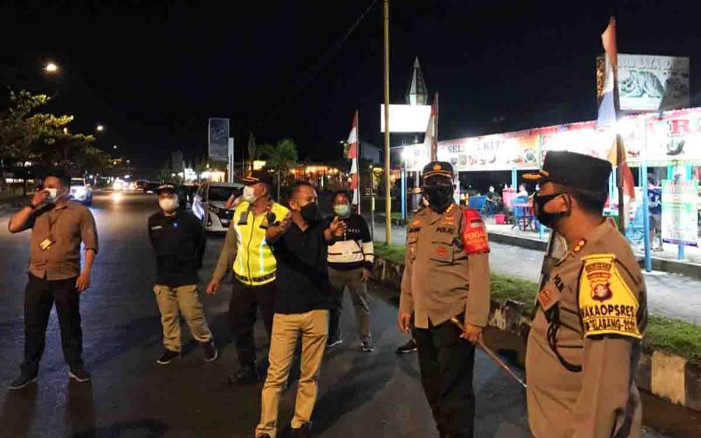 Kapolresta Palangka Raya Kombes Pol Dwi Tunggal Jaladri saat memimpin operasi yustisi disejumlah kafe dan rumah makan.