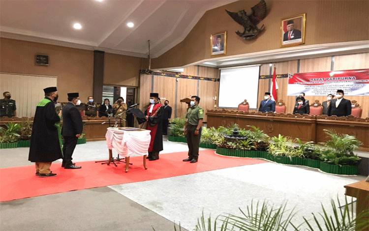 Pelantikan H Hairis Salamad sebagai Wakil Ketua DPRD Kotawaringin Timur.