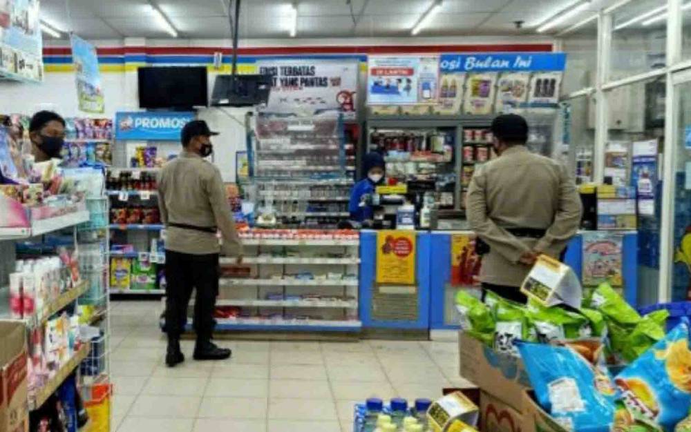 Personel Polsek Kapuas Murung saat melaksanakan patroli dengan menyambangi toko ritel modern di kecamatan setempat.