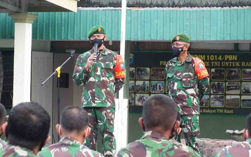 Dandim 1014 Pbn Letkol Arh Drajad Tri Putro saat memberikan arahan kepada seluruh prajurit dan PNS, Senin, 29 Maret 2021.