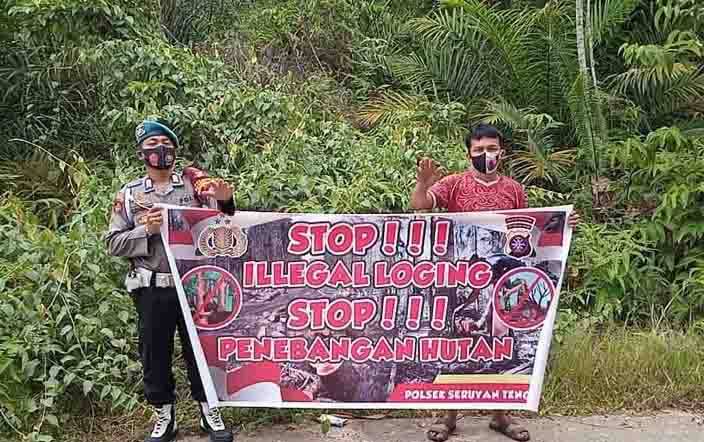 Personel Polsek Seruyan Tengah memberikan sosialisasi pencegahan illegal logging kepada warga Rantau Pulut.