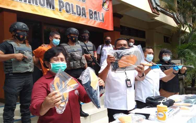 Konferensi pers penangkapan warga Bulgaria karena kasus skimming dan kasus curat, di Polda Bali, Senin (29/03/2021)