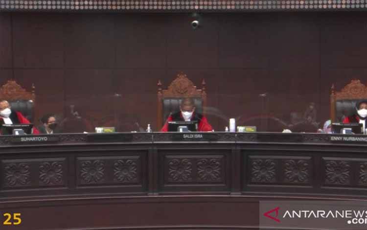 Majelis Hakim Mahkamah Konstitusi pada sidang lanjutan sengketa Pemilihan Kepala Daerah (Pilkada) Kabupaten Sabu Raijua yang disiarkan MK secara virtual di Jakarta, Senin