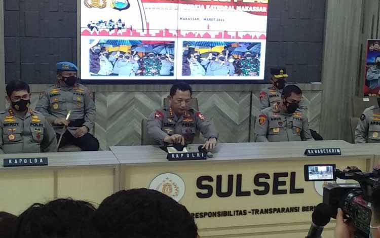 Kapolri Jenderal Listyo Sigit Prabowo (dua kiri) bersama Kapolda, Kabareskrim dan Humas Polda Sulsel konperensi pers di Makassar, Senin,(29/3/2021)