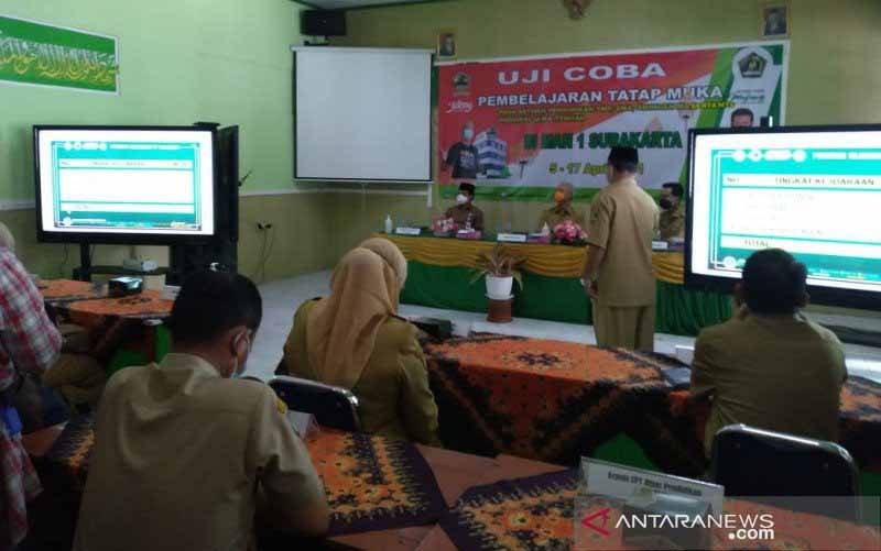 Gubernur Jateng Ganjar Pranowo mendengarkan penjelasan salah satu guru di MAN 1 Surakarta, Senin (29/3/2021). (foto : ANTARA/Aris Wasita)