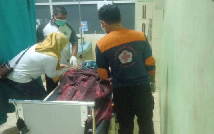 Korban luka bakar saat dirawat di Rumah Sakit Umum Daerah (RSUD) dr Murjani Sampit, Selasa dini hari, 30 Maret 2021.