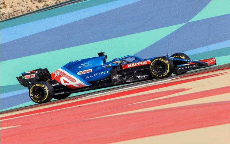 Pebalap tim Alpine Fernando Alonso menjalani sesi latihan bebas Grand Prix Bahrain di Sirkuit Internasional Bahrain, Sakhir. (27/3/2021) (AFP/Giuseppe Cacace)
