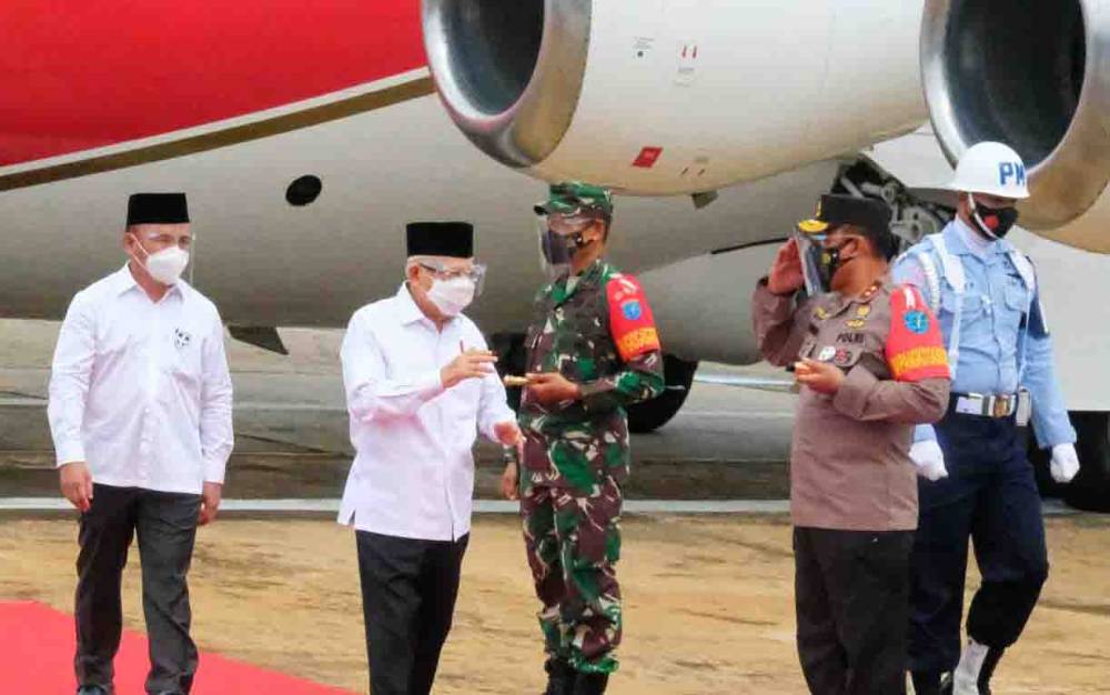 Wakil Presiden RI Ma'ruf Amin beserta rombongan disambut Gubernur Kalteng, Kapolda Kalteng dan Pangdam XII/Tanjungpura saat tiba di Bandara Tjilik Riwut Palangka Raya. 