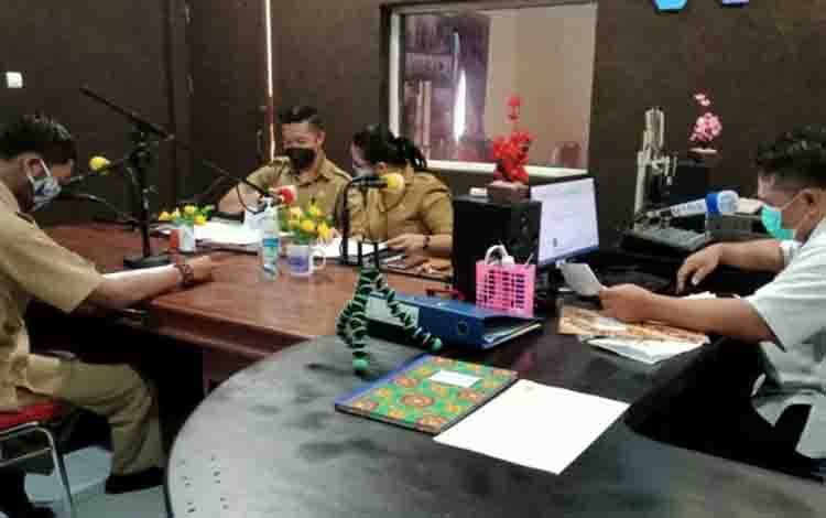 Talk show Bidang Pariwisata Disbudpar Kabupaten Gumas di Radio Hamauh FM, Selasa, 30 Maret 2021.