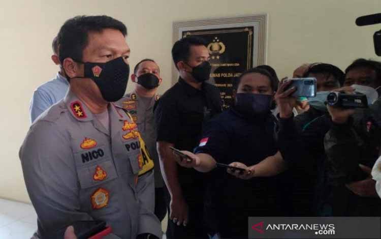 Kepala Kepolisian Daerah Jawa Timur Inspektur Jenderal Polisi Nico Afinta saat memberikan keterangan pers di Mapolda Jatim di Surabaya, Selasa (30/3/2021)