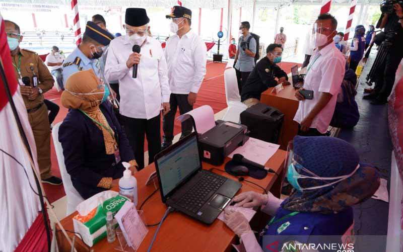 Wakil Preside Ma'ruf Amin saat meninjau pelaksanaan vaksinasi COVID-19 di Kabupaten Barito Utara, Kalimantan Tengah, Selasa (30/3/2021). (foto : ANTARA/HO-Asdep KIP Setwapres)