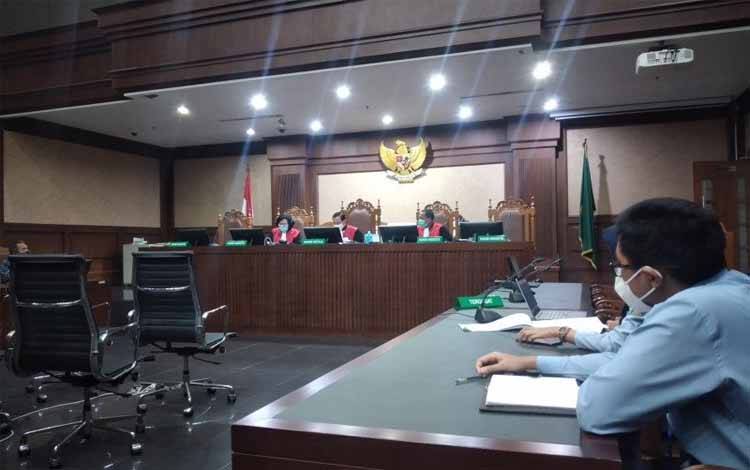 Ketua Majelis Hakim IG Eko Purwanto memimpim sidang perdana gugatan ketua umum Partai Demokrat Agus Harimurti Yudhoyono di Pengadilan Negeri Jakarta Pusat, Selasa (30/3/2021)