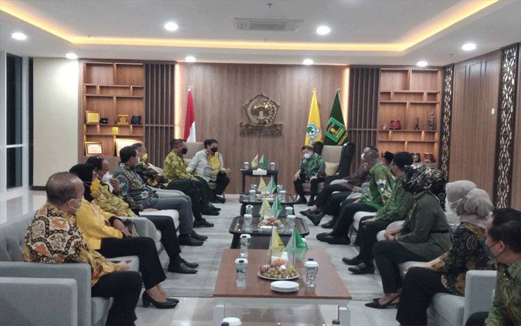 Ketua Umum DPP PPP Suharso Monoarfa bertemu Ketua Umum Partai Golkar Airlangga Hartarto di kantor DPP Golkar, Jakarta, Selasa (30/3/2021) malam. (ANTARA/Fauzi Lamboka)