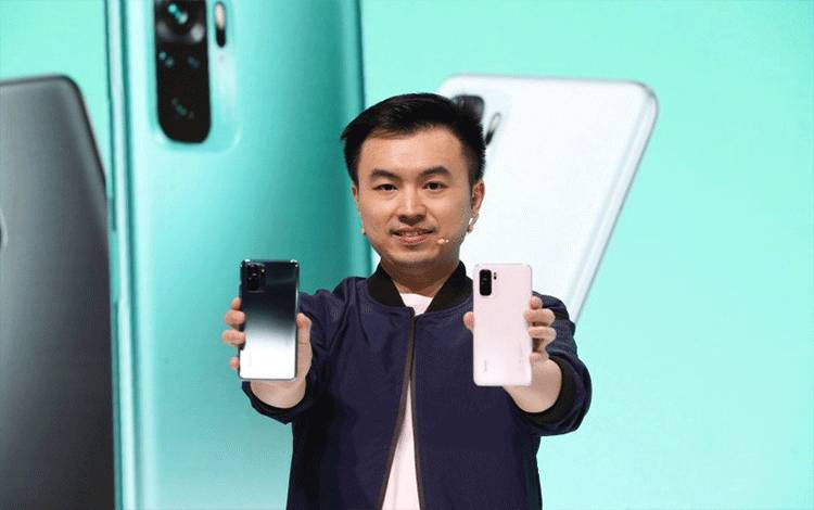 Country Director Xiaomi Indonesia Alvin Tse menunjukkan ponsel Redmi Note 10 Series dalam peluncuran virtual, Selasa (30/3/2021) (ANTARA/HO-Xiaomi Indonesia)