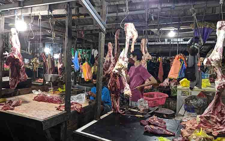 Suasana penjualan daging di Pasar Subuh.