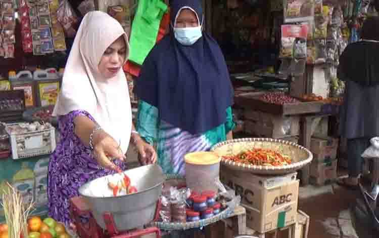 Perbelanjaan Mentaya (PPM) Sampit, saat menimbang cabai yang dibeli warga.