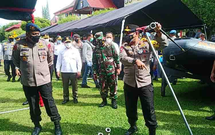 Kapolda Kalteng, Irjen Pol Dedi Prasetyo saat menunjukan salah satu peralatan untuk penanggulangan karhutla kepada Dankorbrimob Polri, Irjen Pol Anang Revandoko, Rabu, 31 Maret 2021.