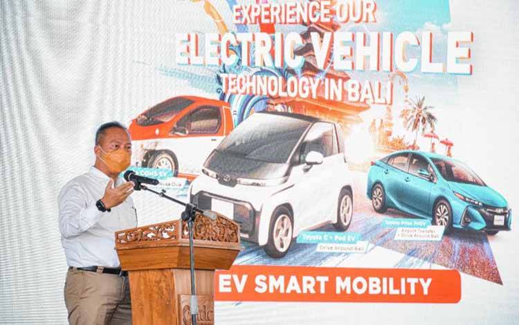 Menteri Perindustrian Agus Gumiwang Kartasasmita memberikan sambutan pada acara peresmian Toyota EV Mobility Project di Nusa Dua, Bali, Rabu (31/3/2021)