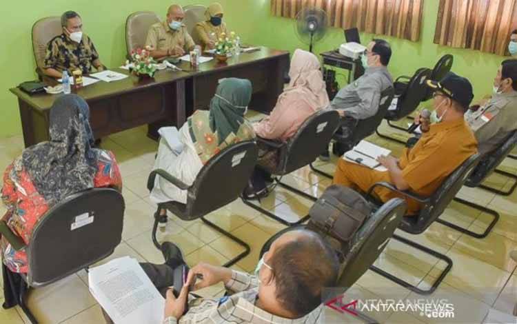 Suasana pertemuan Komisi I DPRD Provinsi Kalimantan Selatan (Kalsel) dengan Badan Kepegawaian Pengembangan Sumber Daya Manusia (BKPSDM) Kabupaten Tanah Laut di Pelaihari (65 kilometer timur Banjarmasin), Selasa (30/3)
