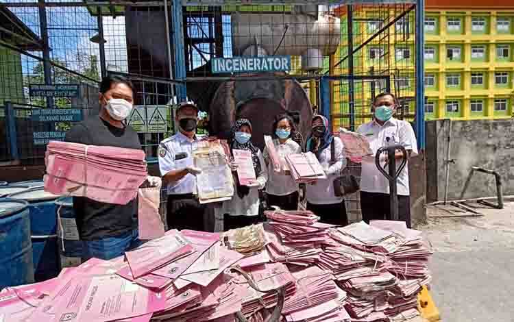 Puluhan ribu berkas medik pasien di RSUD Sultan Imanuddin Pangkalan Bun dimusnahkan, Rabu, 31 Maret 2021.