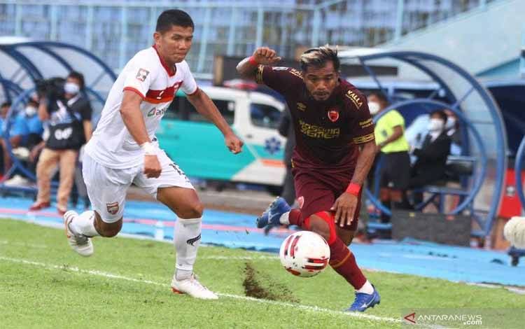 Pesepak bola PSM Makassar Zulham Zamrun (kanan) dan pesepak bola Borneo FC Samarinda Andika Kurniawan (kiri) beradu cepat untuk menjangkau bola dalam lanjutan pertandingan Piala Menpora Grup B di Stadion Kanjuruhan, Malang, Jawa Timur, Rabu (31/3/2021). Borneo FC Samarinda mengimbangi PSM Makassar dengan skor akhir 2-2