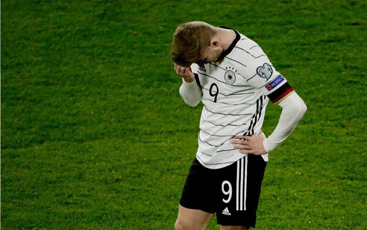 Pemain Timnas Jerman Timo Werner terpukul saat timnya kalah 1-2 dari tim medioler Makedonia Utara dalam laga Kualifikasi Piala Dunia 2022 di MSV-Arena, Duisburg, Jerman, 31 Maret 2021. (Pool via REUTERS/THILO SCHMUELGEN)