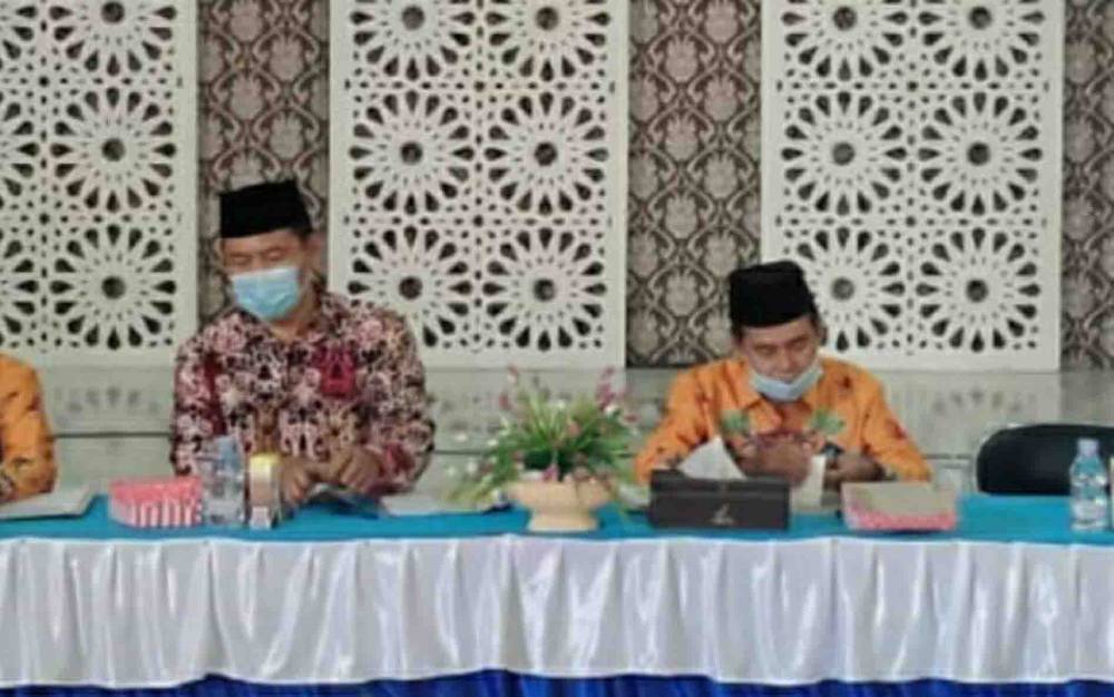 Plt Kepala Kemenag Kapuas, H Hamidhan (kiri) dalam sosialisasi Sistem Aplikasi Administrasi Guru Agama di aula kantor setempat.