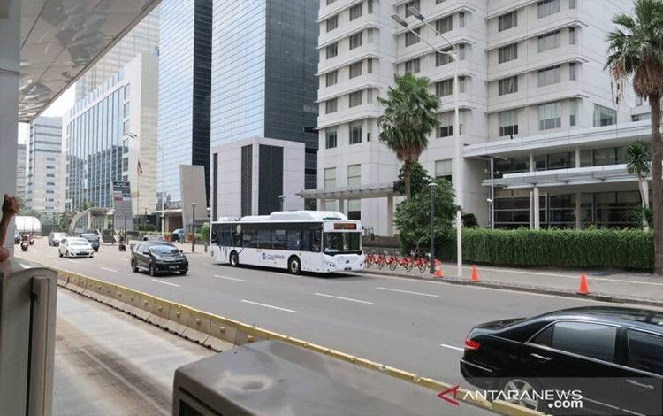 Ilustrasi: Bus listrik melintas di jalan protokol Jakarta dalam uji coba yang digelar untuk mendukung program Langit Biru yang dicanangkan Pemerintah Provinsi DKI Jakarta. (ANTARA/HO-Humas TransJakarta)