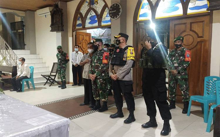  Dandim 1014 Pbn Letkol Arh Drajad Tri Putro bersama Kapolres Kobar AKBP Devy Firmansyah saat melakukan pengecekan keamanan di Gereja.