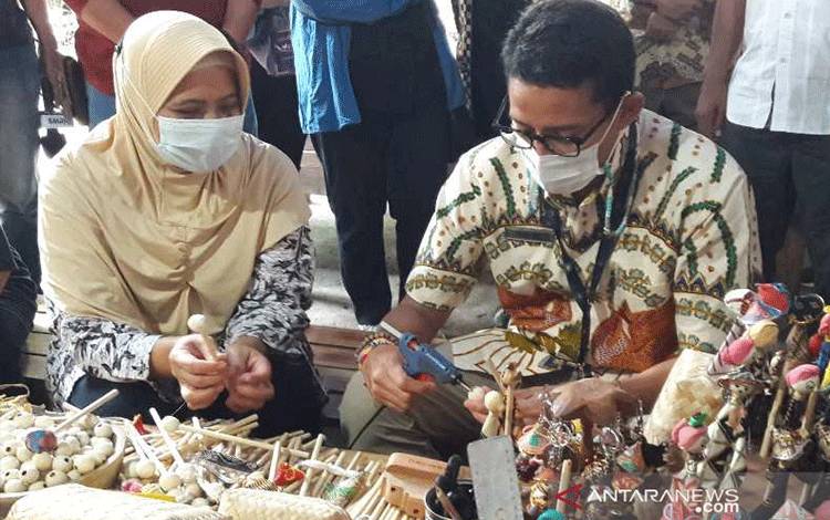 Menteri Pariwisata dan Ekonomi Kreatif (Menparekraf) Republik Indonesia Sandiaga Salahuddin Uno praktik membuat pensil gaul dari biji nyamplung yang ramah lingkungan waktu mengunjungi Kriya Kayu Rik Rok di Desa Wanurejo, Borobudur. (ANTARA/Heru Suyitno)