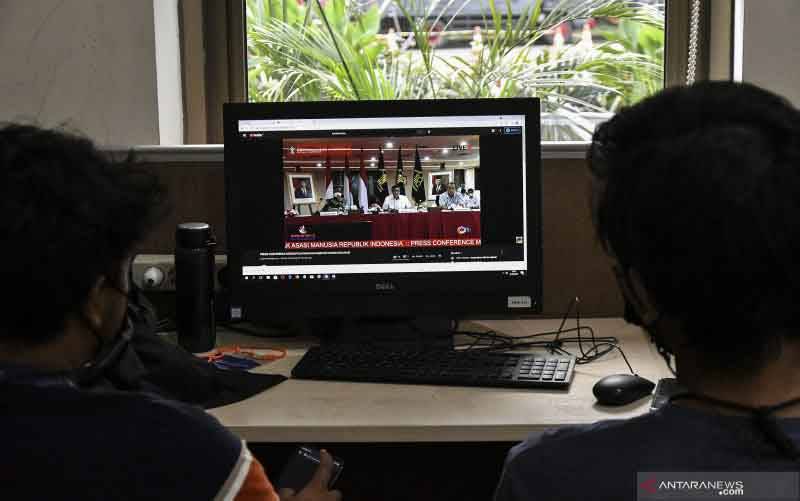 Sejumlah jurnalis mengamati layar komputer saat berlangsungnya konferensi pers dari Kementerian Hukum dan HAM terkait kepengurusan partai Demokrat yang digelar secara virtual di Jakarta, Rabu (31/3/2021). (foto : ANTARA FOTO/ Fakhri Hermansyah/foc)