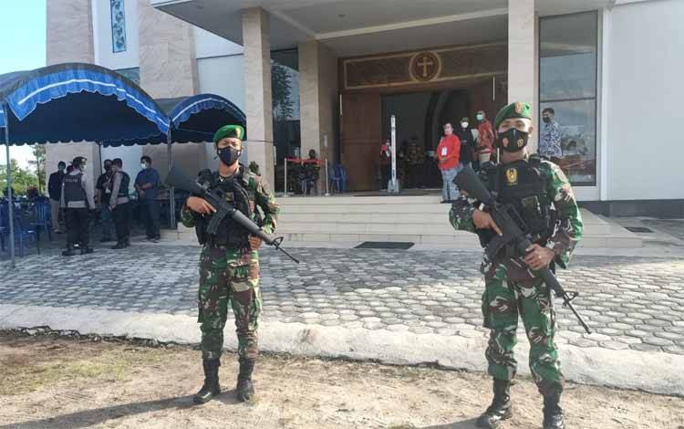 Aparat TNI dan Polri melaksanakan pengamanan di gereja saat ibadah Jumat Agung
