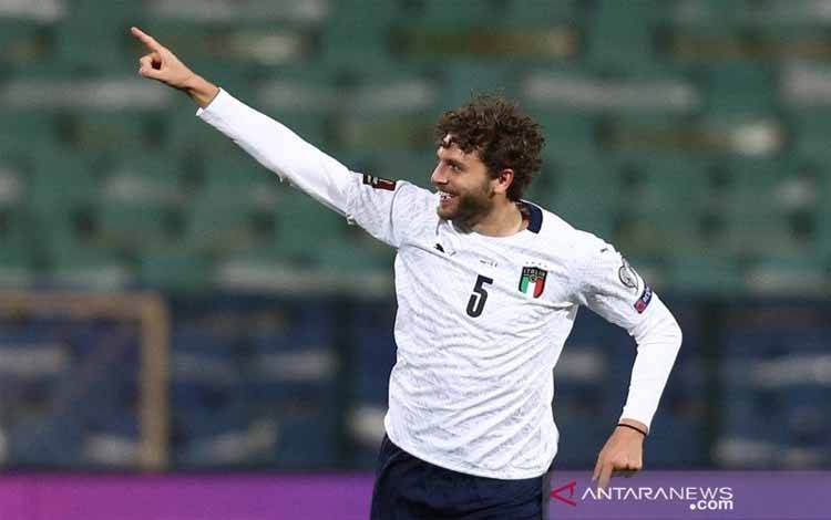 Manuel Locatelli melakukan selebrasi usai cetak gol untuk Italia dalam pertandingan Kualifikasi Piala DUnia Grup C zona Eropa lawan Bulgaria di Vassil-Levski Stadium, Sofia, Bulgaria pada 29 Maret 2021