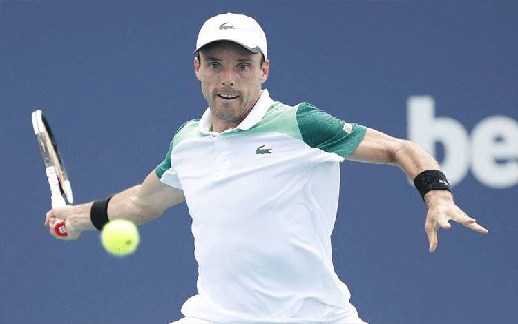 MIAMI GARDENS, FLORIDA - APRIL 02: Roberto Bautista Agut of Spain returns a shot to Jannik Sinner of Italy in their semifinal match during the Miami Open at Hard Rock Stadium on April 02, 2021 in Miami Gardens, Florida. Michael Reaves/Getty Images/AFP (Photo by Michael Reaves / GETTY IMAGES NORTH AMERICA / Getty Images via AFP) (Getty Images via AFP/MICHAEL REAVES)