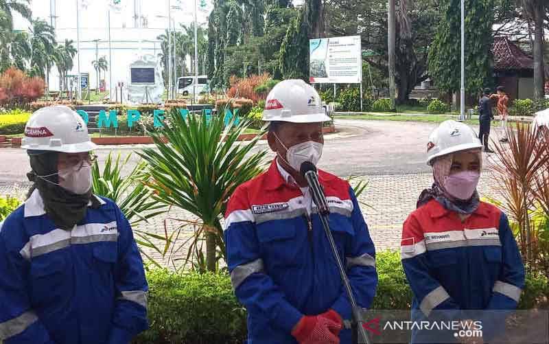 Menteri Energi dan Sumber Daya Mineral (ESDM) Arifin Tasrif (tengah) saat memberikan keterangan kepada awak media di Indramayu, Jawa Barat, Sabtu (3/4/2021). (foto : ANTARA/Khaerul Izan)