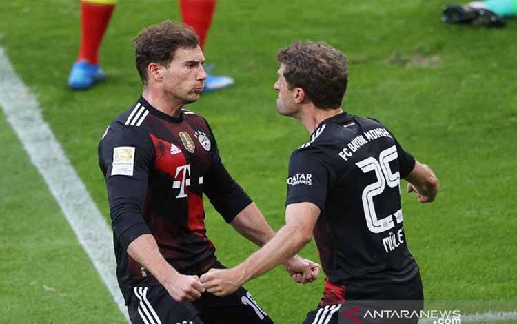 Gelandang Bayern Muenchen Leon Goretzka (kiri) melakukan selebrasi bersama Thomas Mueller seusai mencetak gol ke gawang RB Leipzig dalam lanjutan Liga Jerman di Stadion Red Bull Arena, Leipzig, Jerman, Sabtu (3/4/2021) waktu setempat