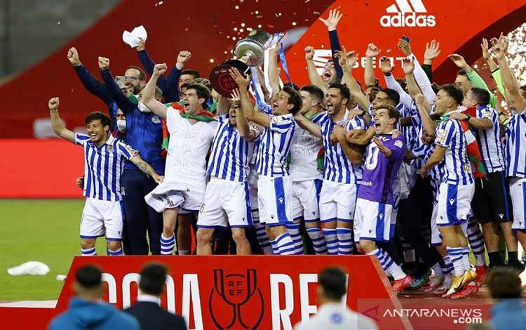 Para pemain Real Sociedad melakukan selebrasi dengan trofi Copa del Rey seusai menjadi juara musim 2019/20 dengan mengalahkan Athletic Bilbao dalam partai final di Stadion La Cartuja, Sevilla, Spanyol, Sabtu (3/4/2021) waktu setempat