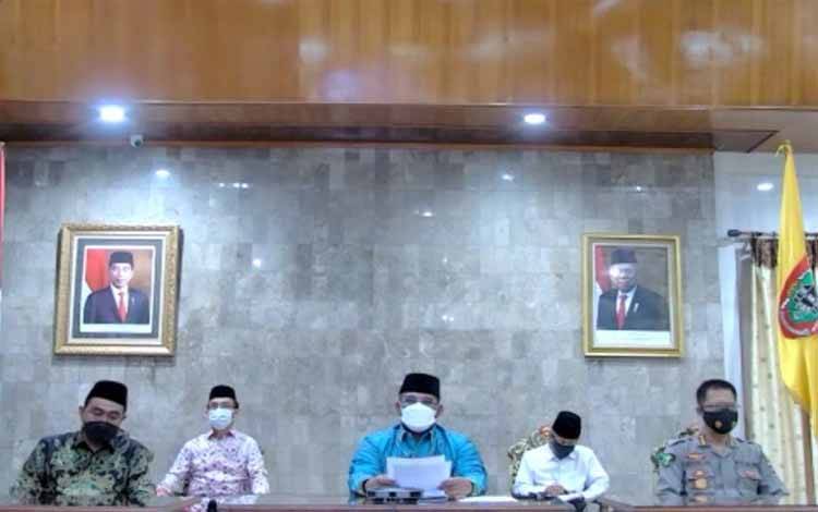 Penjabat Gubernur Kalimantan Selatan Safrizal saat memberikan keterangan pers tentang penundaan MTQ ke- 33 Kalsel bersama Bupati Tanbu Zairulah Azhar