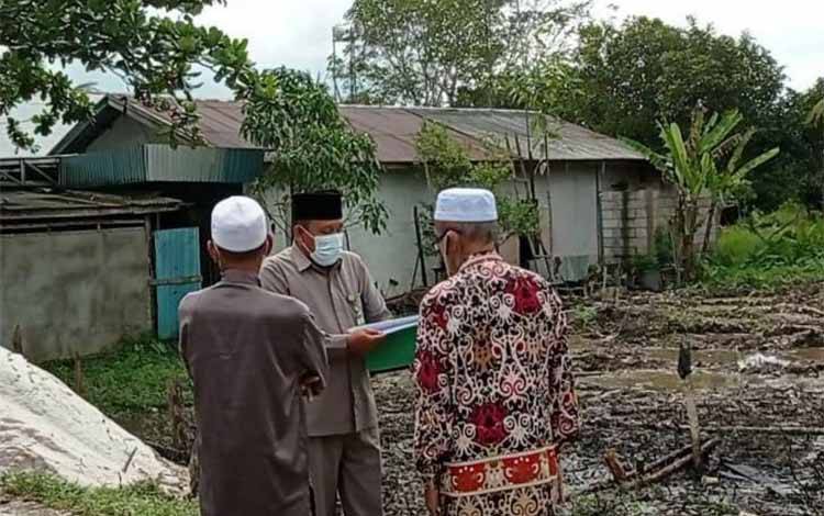 Kasi Bimas Islam Kemenag Kapuas, M Poteran Sosilo bersama FKUB meninjau lokasi rencana pembangunan Masjid Baitul Ghofur