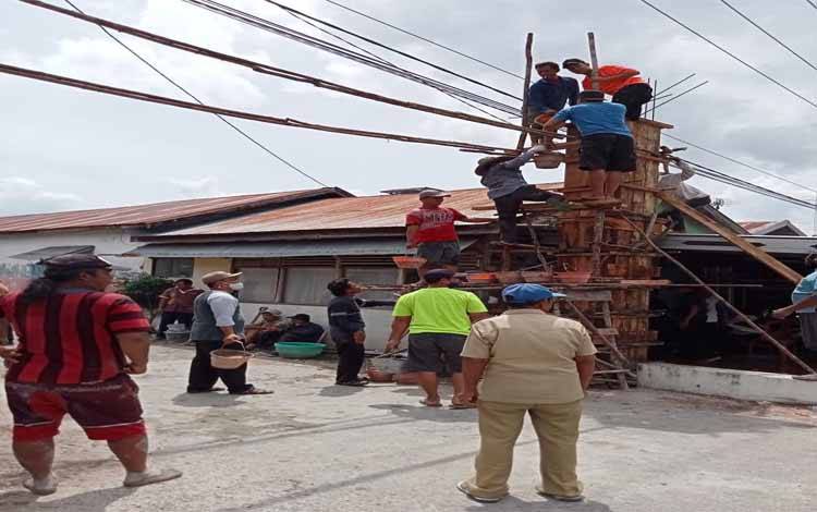 Camat Jekan Raya, Sri Utomo ikut gotong royong membangun gapura bersama warga, Minggu 4 April 2021