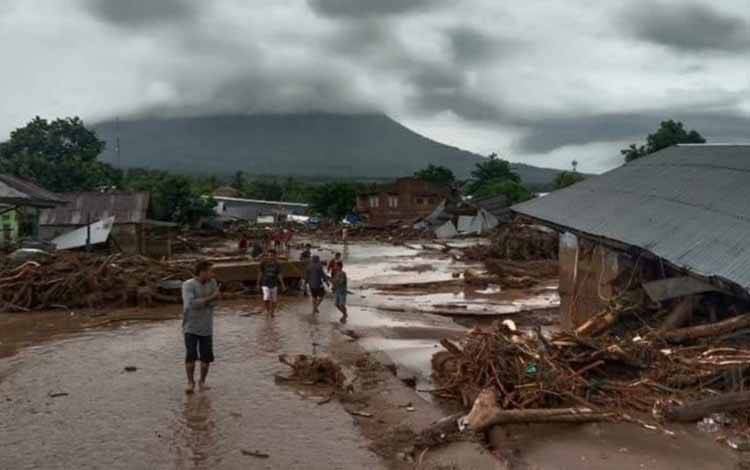 Peristiwa bencana banjir bandang yang melanda wilayah Waiwerang dan sekitarnya di Kecamatan Adonara Timur, Kabupaten Flores Timur, NTT, pada Minggu (4/4/2021)