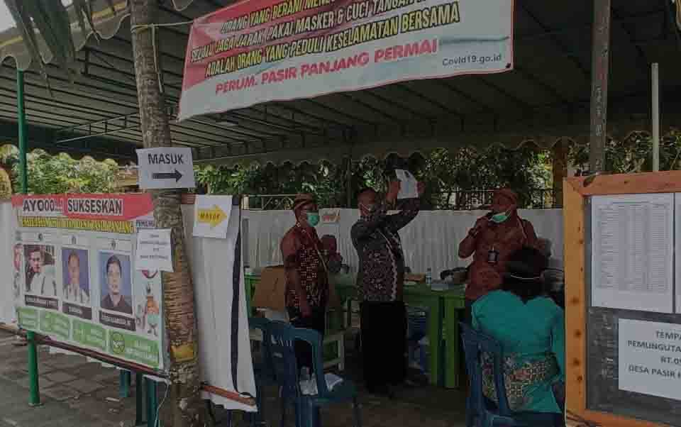  Suasana penghitungan suara di TPS RT 09 Desa Pasir Panjang dalam Pemilihan RT serentak yang dilakukan, Minggu, 4 April 2021