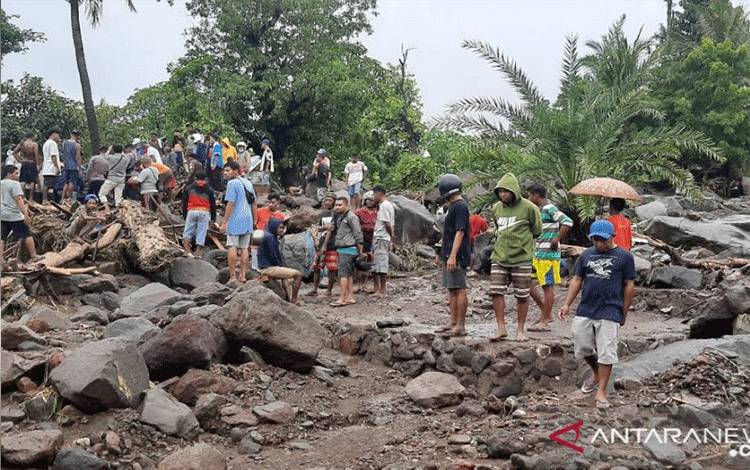 Warga Kecamatan Ile Ape, Kabupaten Lembata, Nusa Tenggara Timur sedang mencari para korban banjir bandang yang masih belum ditemukan, Minggu (4/4/2021). (ANTARA/HO-Kominfo Kabupaten Lembata)