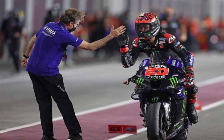 Pebalap tim Monster Energy Yamaha Fabio Quartararo melakukan selebrasi setelah menjuarai Grand Prix Doha di Sirkuit Losail, Qatar. (4/4/2021)