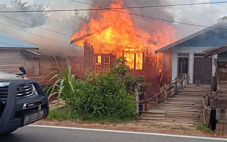  Tiga buah rumah di Desa Telangkah Katingan ludes terbakar.
