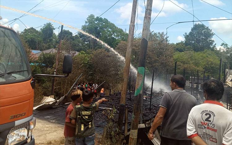  Tiga buah rumah warga Desa Telangkah Kecamatan Katingan Hilir ludes terbakar.