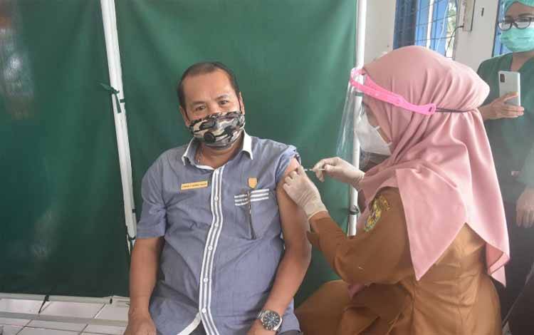 Anggota DPRD Kabupaten Gumas Punding S Merang saat disuntik vaksin Covid-19 dosis 2
