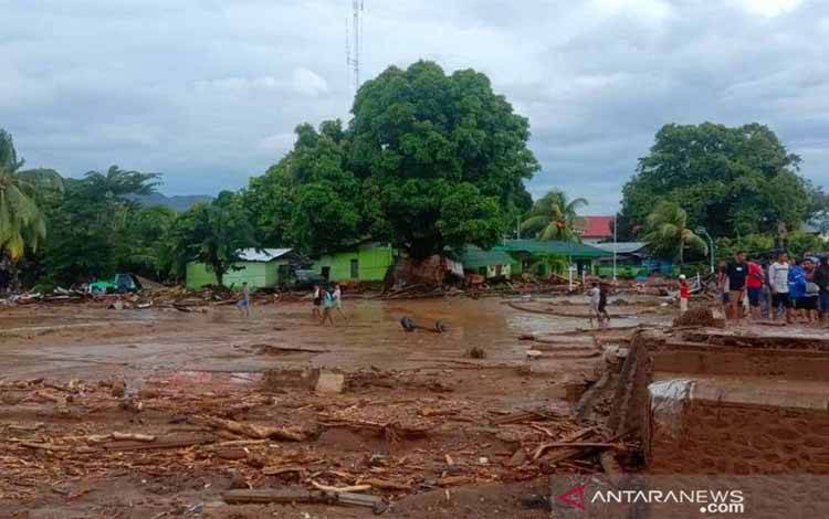 Banjir bandang melanda wilayah Waiwerang dan sekitarnya di Kecamatan Adonara Timur, Pulau Adonara, Kabupaten Flores Timur, NTT